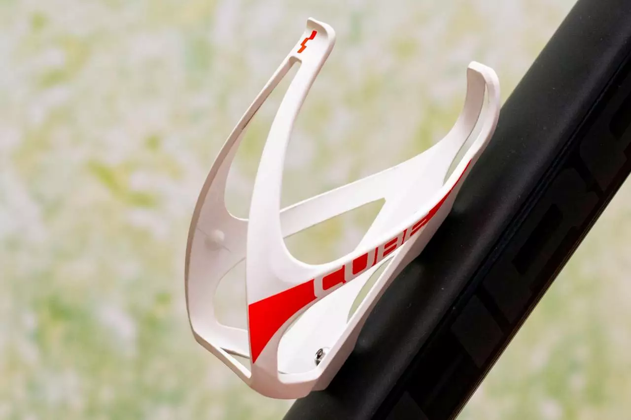 Cube Flaschenhalter HPP Matt White N Flashred – Bild 2