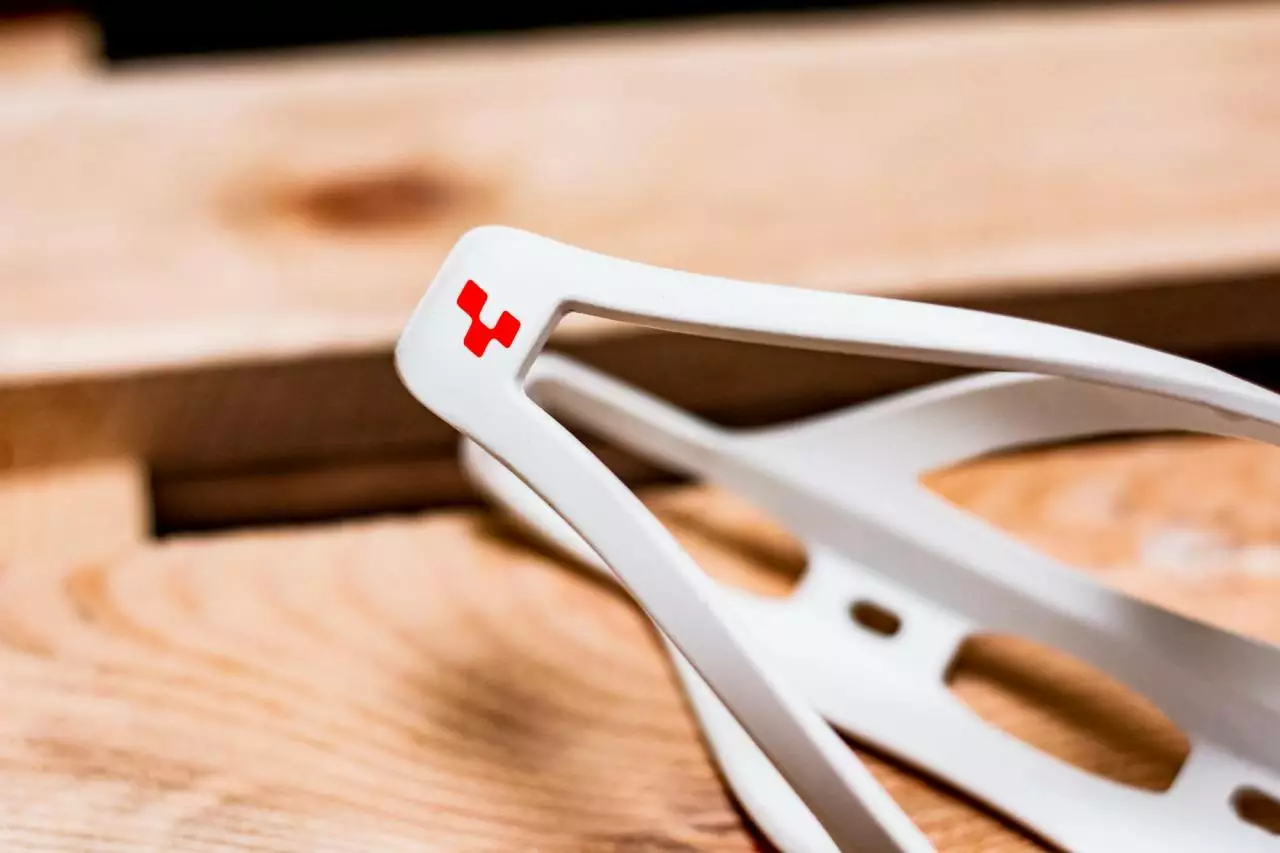 Cube Flaschenhalter HPP Matt White N Flashred – Bild 4