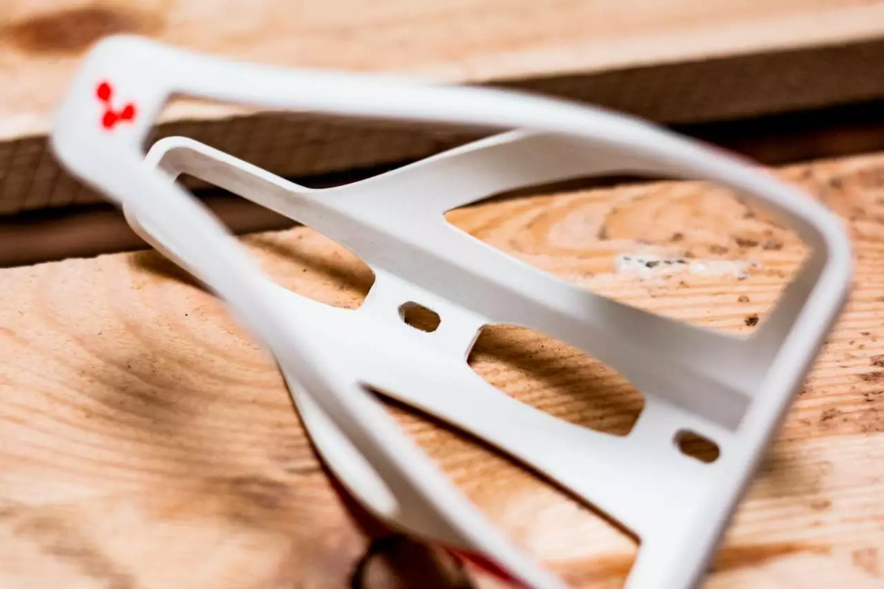 Cube Flaschenhalter HPP Matt White N Flashred – Bild 5