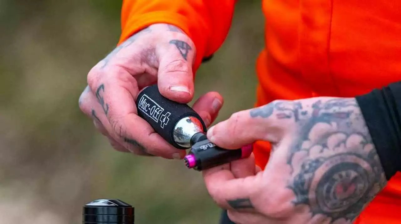 Muc-Off MTB Inflator Kit Pink Nos – Bild 4