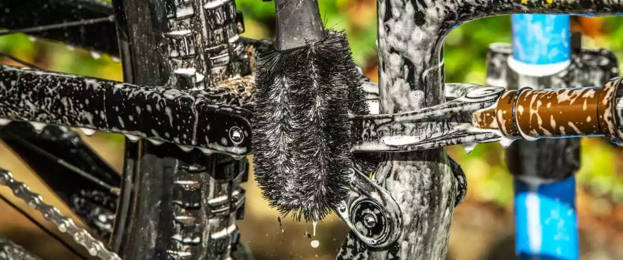 Muc-Off Two Prong Brush Black Nos – Bild 2